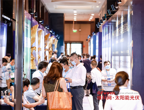 智慧光伏與儲能展區(qū)人來人往